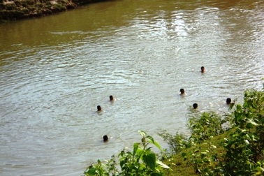 Hai anh em chết đuối dưới mương nước