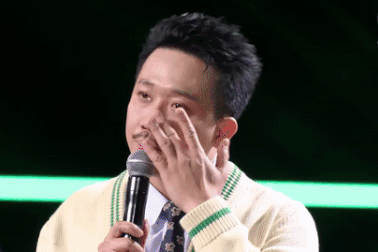 Clip Trấn Thành bật khóc xin lỗi bạn gái cũ "từng hứa cưới" gây bàn tán