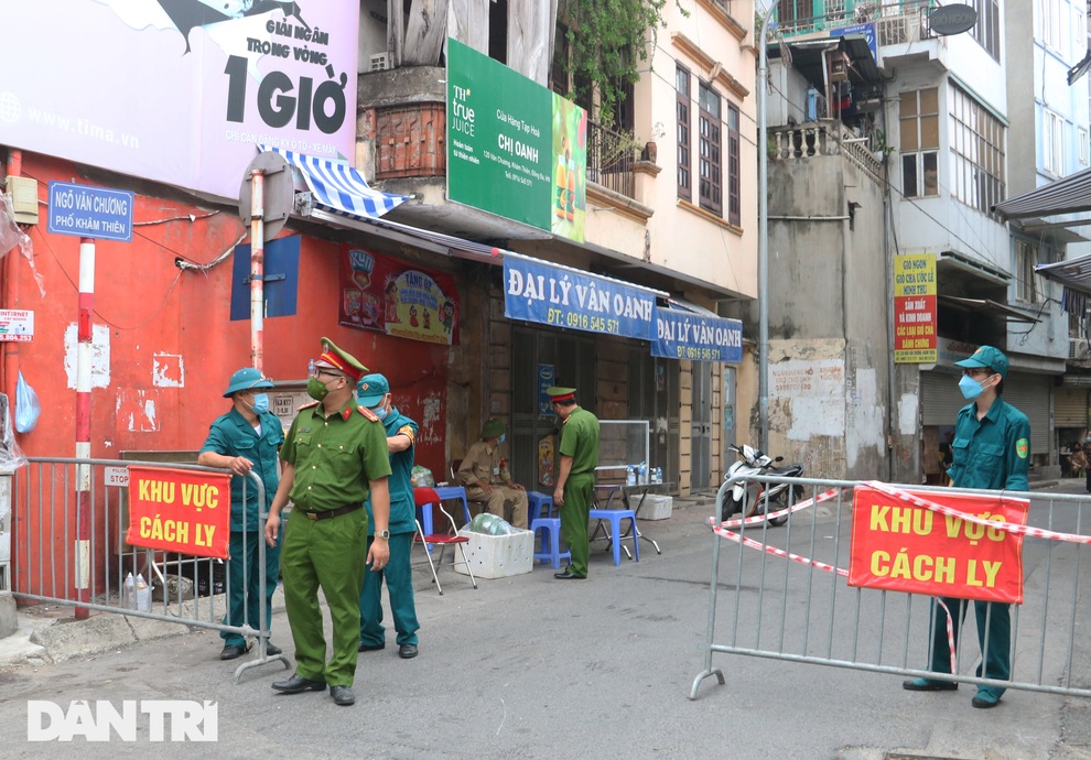 Hà Nội lập rào thép gai, phong tỏa nhiều lớp trên phố Văn Chương - 12 Hà Nội lập rào thép gai, phong tỏa nhiều lớp trên phố Văn Chương - 12