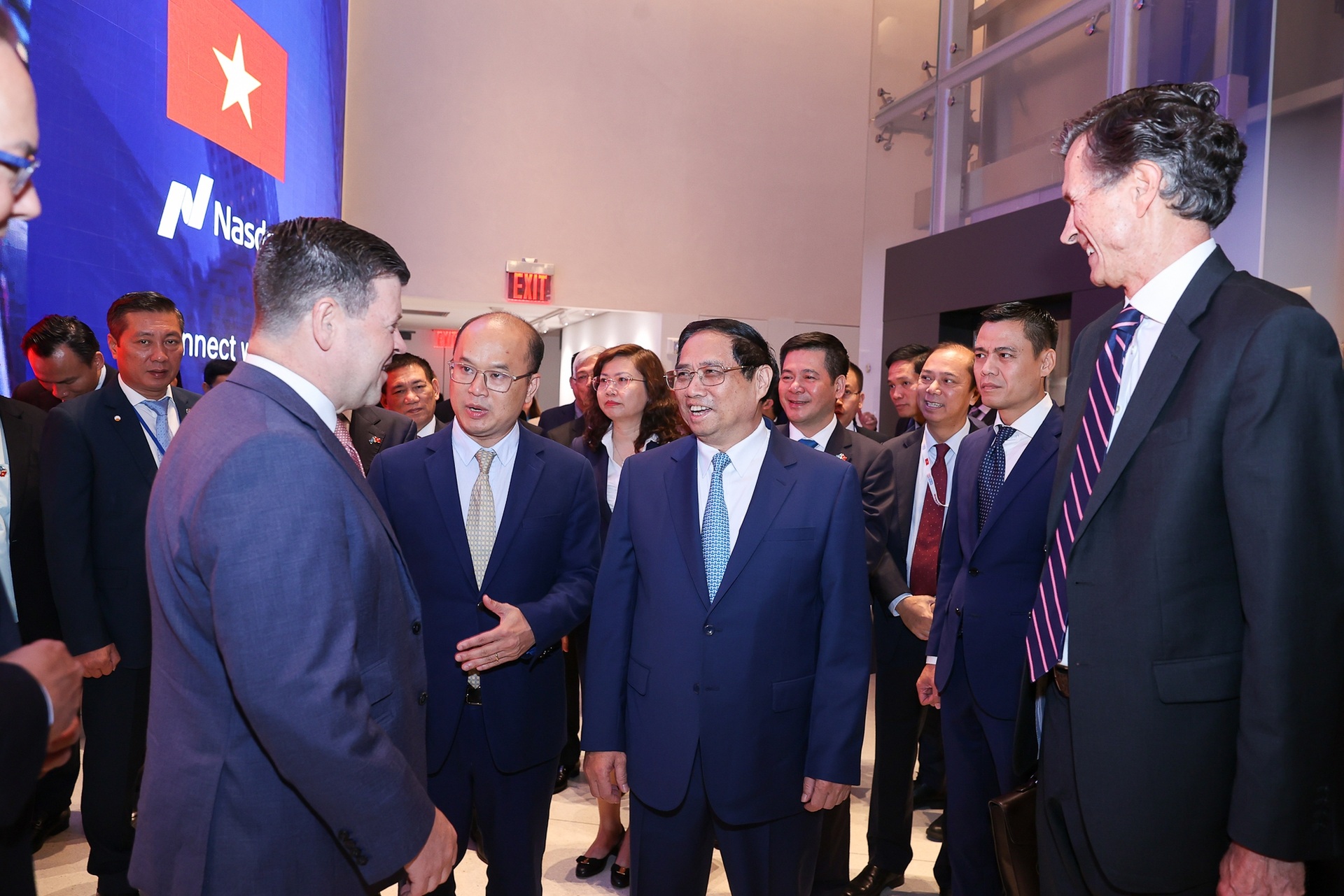 Thủ tướng rung chuông sàn chứng khoán NASDAQ - nơi Vinfast vừa niêm yết - 2 Thủ tướng rung chuông sàn chứng khoán NASDAQ - nơi Vinfast vừa niêm yết - 2