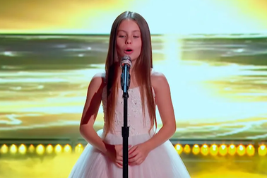 Choáng ngợp trước giọng hát thánh thót cao vút của cô bé 10 tuổi