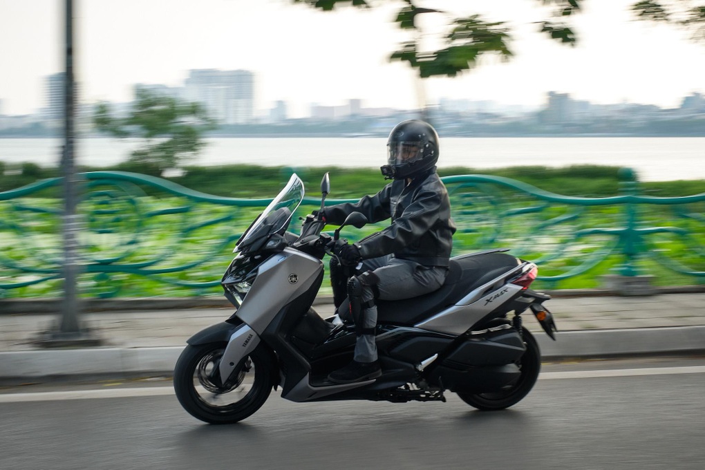 Xe tay ga đường dài Yamaha XMAX 300: Lựa chọn cho người sống xa trung tâm - 2 Xe tay ga đường dài Yamaha XMAX 300: Lựa chọn cho người sống xa trung tâm - 2