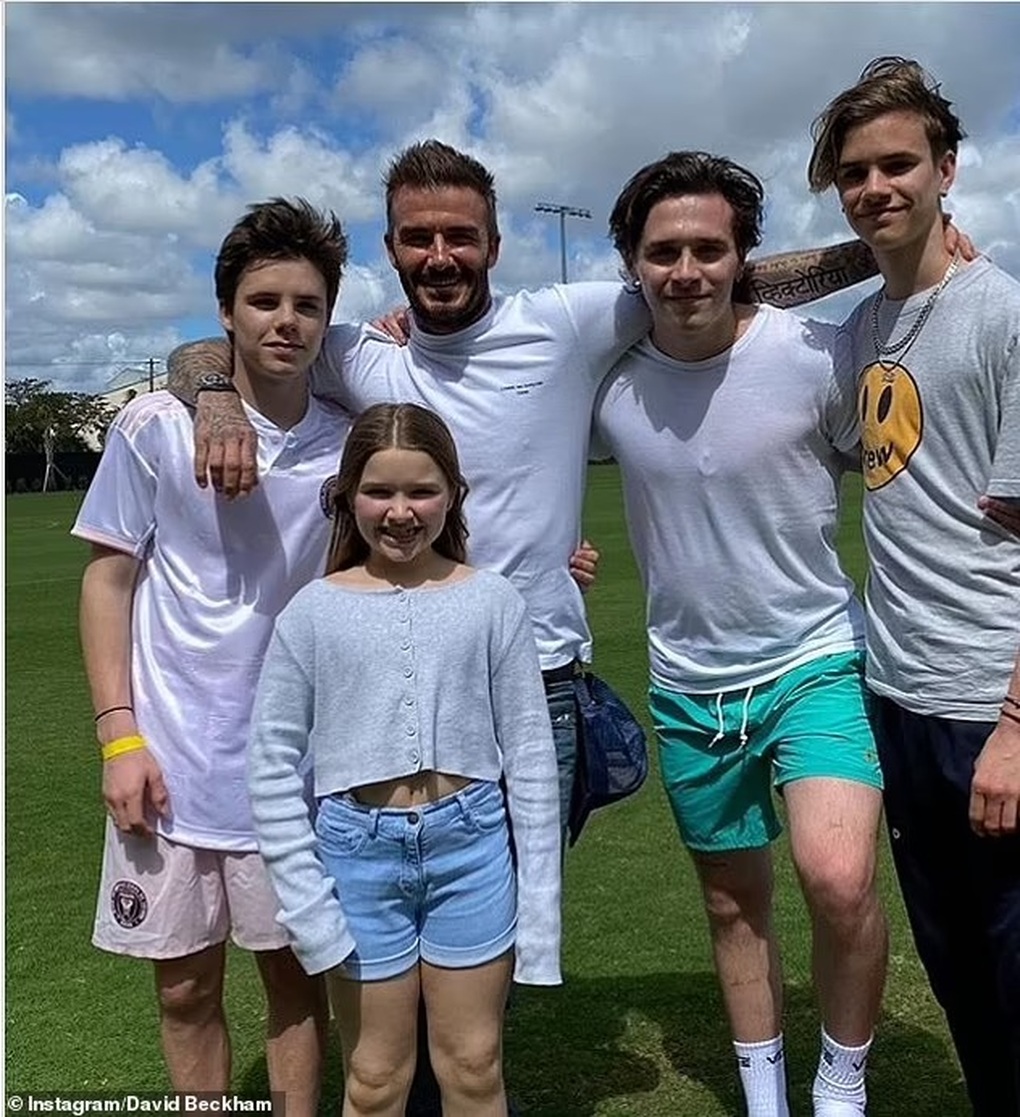 David Beckham hóa gã tóc bạc, thể hiện sự ăn ý với cậu hai - 6 David Beckham hóa gã tóc bạc, thể hiện sự ăn ý với cậu hai - 6