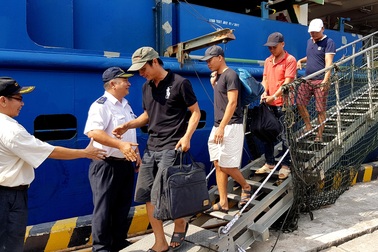 9 thuyền viên con tàu bị vỡ trên biển đã cập bến an toàn