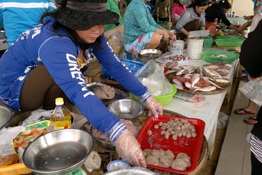 Đình chỉ 26 cơ sở chế biến chả cá chứa chất độc hại