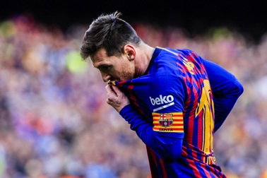 Messi giảm 50% lương, Barcelona vẫn lo sốt vó