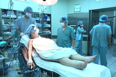 Hy hữu cứu sống sản phụ sinh đôi bị hẹp khít van 2 lá, tăng áp phổi rất nặng