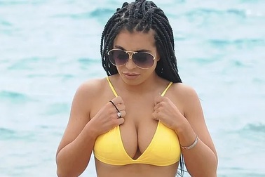 Katie Salmon bốc lửa với bikini vàng