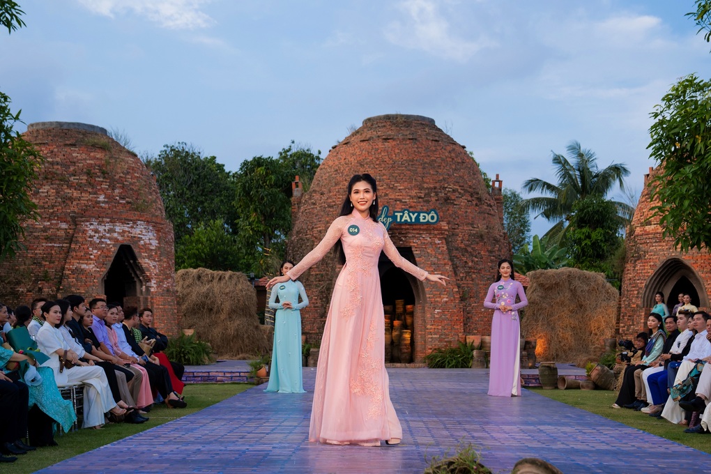 Bán kết Người đẹp Tây Đô: Thí sinh mặc áo bà ba, catwalk giữa đồng lúa - 4 Bán kết Người đẹp Tây Đô: Thí sinh mặc áo bà ba, catwalk giữa đồng lúa - 4
