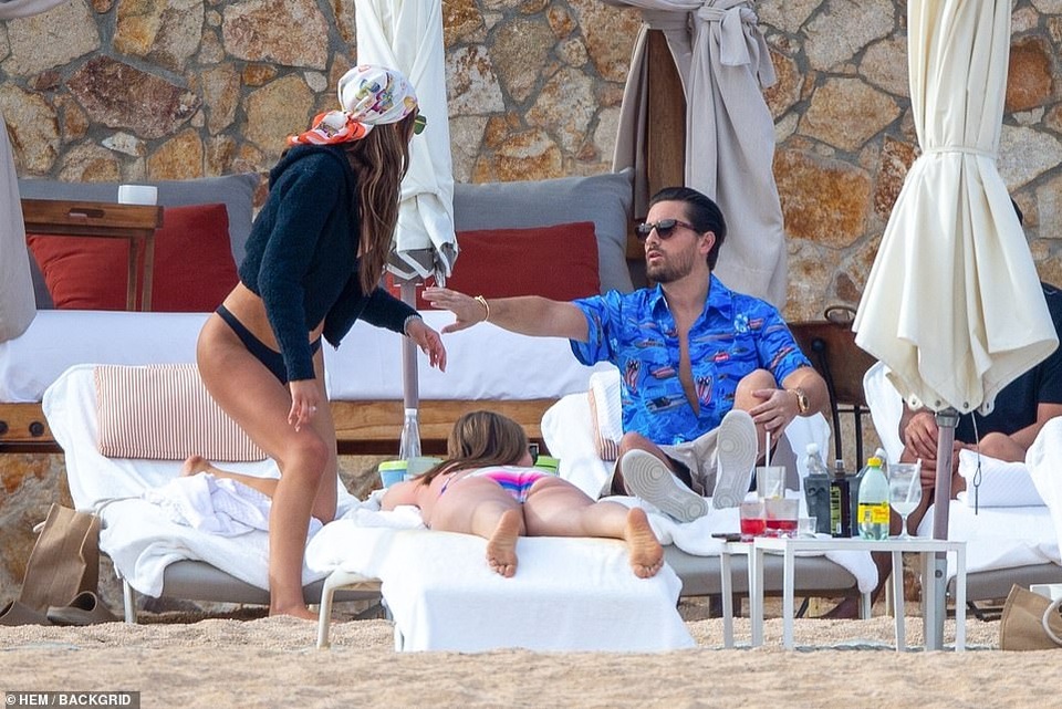 Tay chơi Scott Disick đưa bạn gái kém 18 tuổi đi biển dịp năm mới - 6 Tay chơi Scott Disick đưa bạn gái kém 18 tuổi đi biển dịp năm mới - 6