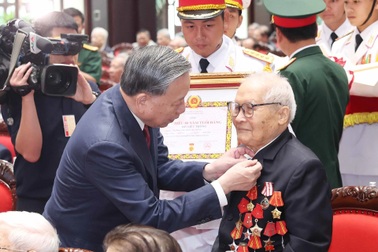 Tổng Bí thư trực tiếp trao huy hiệu đảng và những thẻ đảng mẫu mới đầu tiên