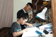 Cha khuyết tật và động kinh trĩu nặng nỗi lo trước thềm năm học mới