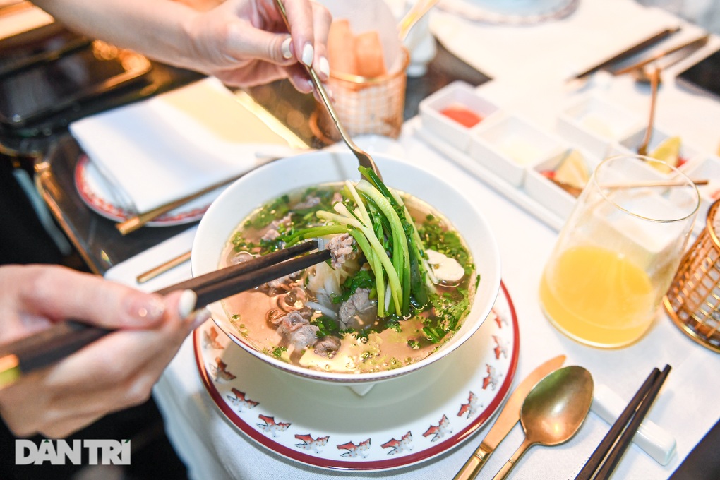 Cận cảnh bát phở 280.000 đồng khiến thành viên Blackpink húp đến giọt cuối - 6 Cận cảnh bát phở 280.000 đồng khiến thành viên Blackpink húp đến giọt cuối - 6