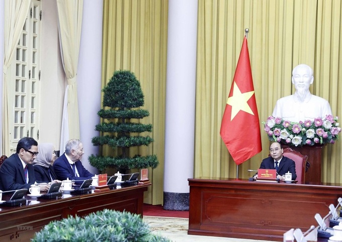 Chủ tịch nước Nguyễn Xuân Phúc gặp mặt các nhà khoa học thuộc Liên đoàn các Hội kinh tế Đông Nam Á. (Ảnh: TTXVN).


