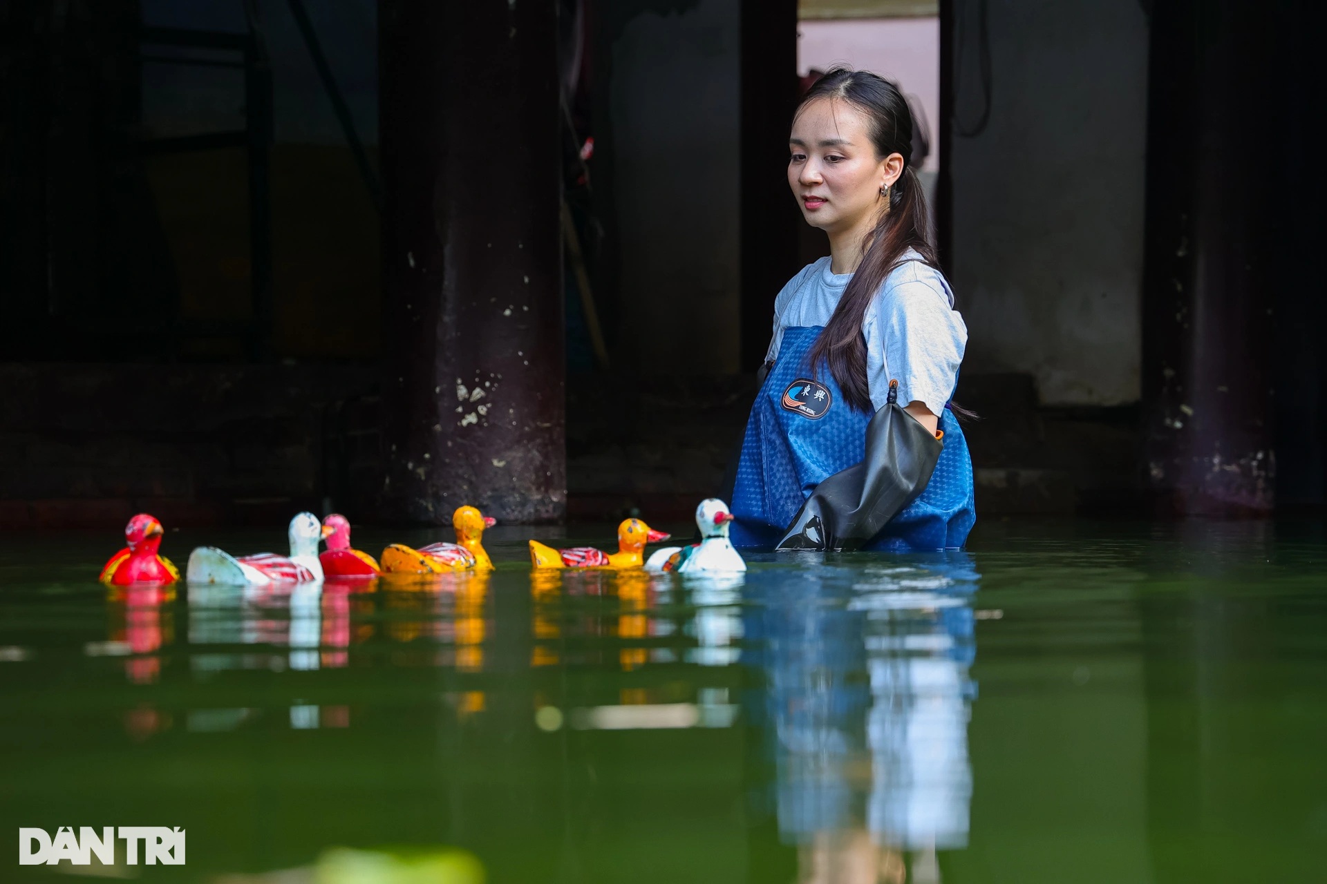 Cả ngày ngâm dưới nước, nghệ sĩ múa rối ngã tím người, đau bò cầu thang - 6