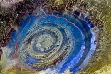 "Con mắt" khổng lồ bí ẩn trên sa mạc lớn nhất thế giới