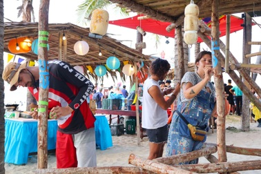 Du khách nước ngoài thích thú trang trí bãi biển đẹp nhất châu Á