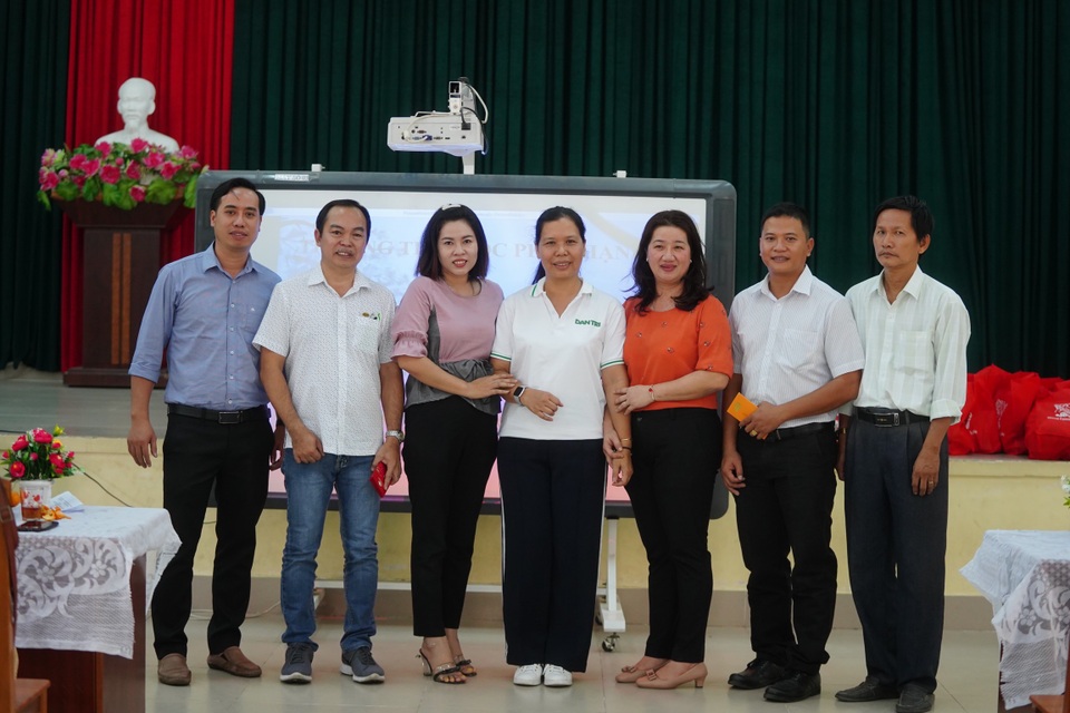 Báo Dân trí mang “Xuân Yêu Thương” đến với học sinh có hoàn cảnh khó khăn - 7 Báo Dân trí mang “Xuân Yêu Thương” đến với học sinh có hoàn cảnh khó khăn - 7