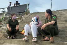 Kịp thời ngăn chặn người phụ nữ định ôm con tự tử