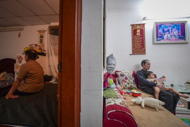 21 hộ dân quyết bám trụ chung cư ở Hà Nội bị quây tôn, cảnh báo nguy hiểm