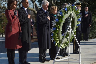 Obama, Clinton đặt vòng hoa tại mộ Kennedy