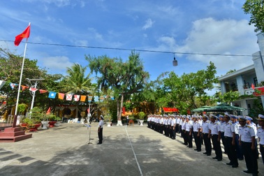 Thiêng liêng lễ chào cờ đầu năm mới tại Trường Sa