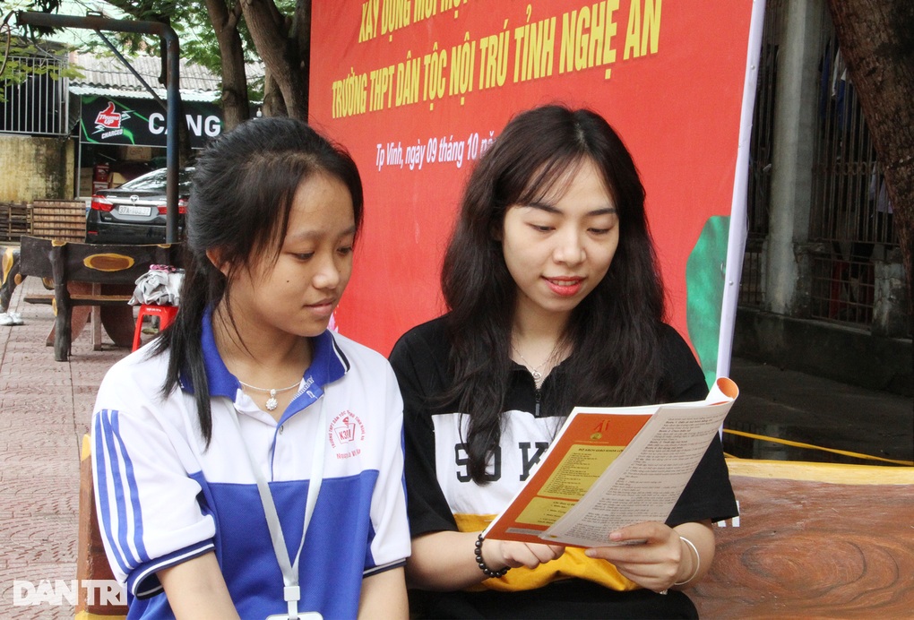 Nữ sinh đầu tiên của tộc người ngủ ngồi đoạt giải thưởng quốc tế - 2 Nữ sinh đầu tiên của tộc người ngủ ngồi đoạt giải thưởng quốc tế - 2