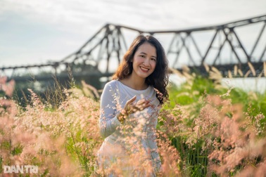 Giới trẻ đổ xô về chụp ảnh tại bãi cỏ hồng dưới chân cầu Long Biên