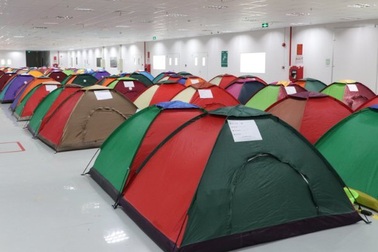 Hình ảnh khác lạ chưa từng có khi các nhà máy tái hoạt động nơi tâm dịch