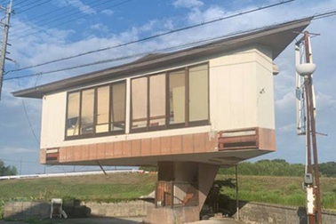 Kỳ lạ ngôi nhà nằm chênh vênh trên cầu thang