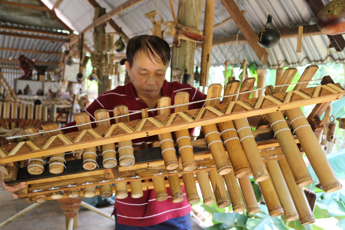 Chuyện người đàn ông dùng vũ khí Thánh Gióng làm nhạc cụ - 1 Chuyện người đàn ông dùng vũ khí Thánh Gióng làm nhạc cụ - 1