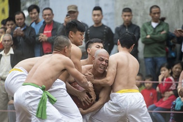 "Trai phố" Hà Nội căng sức vật cầu đậm chất làng quê