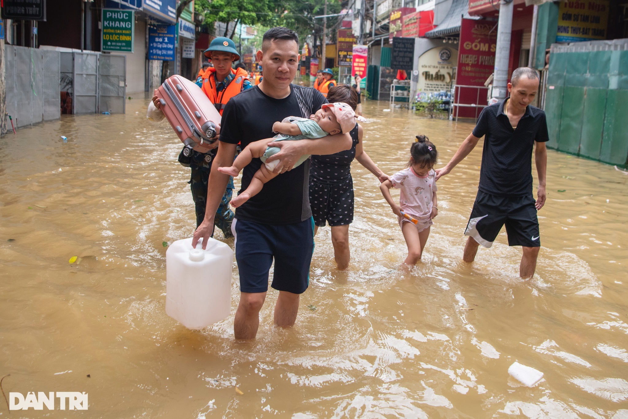 Hà Nội: Làng gốm Bát Tràng chìm trong biển nước - 12