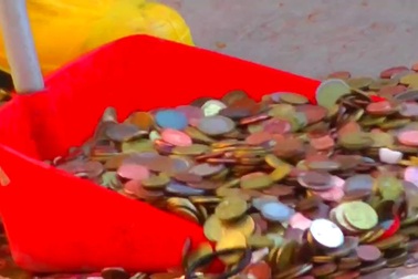 Thu dọn hàng bao tải tiền xu ra khỏi đài phun nước Trevi ở Italia