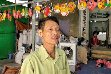 Trưởng thôn Ông Hảo chia sẻ về nghề làm đồ chơi truyền thống