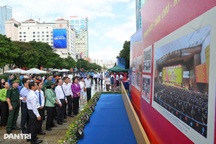 Triển lãm đặc biệt chào mừng Đại hội Đảng bộ TPHCM trên đường Nguyễn Huệ