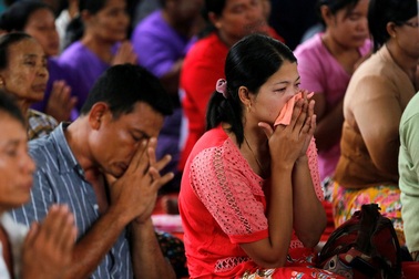 Lễ tang đẫm nước mắt của các nạn nhân vụ rơi máy bay Myanmar