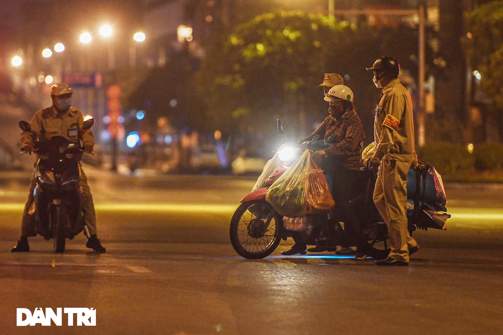 Hà Nội: Xuyên đêm kiểm soát, xử phạt người dân ra đường không lý do - 3