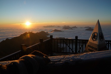 Ngắm bình minh trên nóc nhà Đông Dương ngày lạnh nhất năm 2023