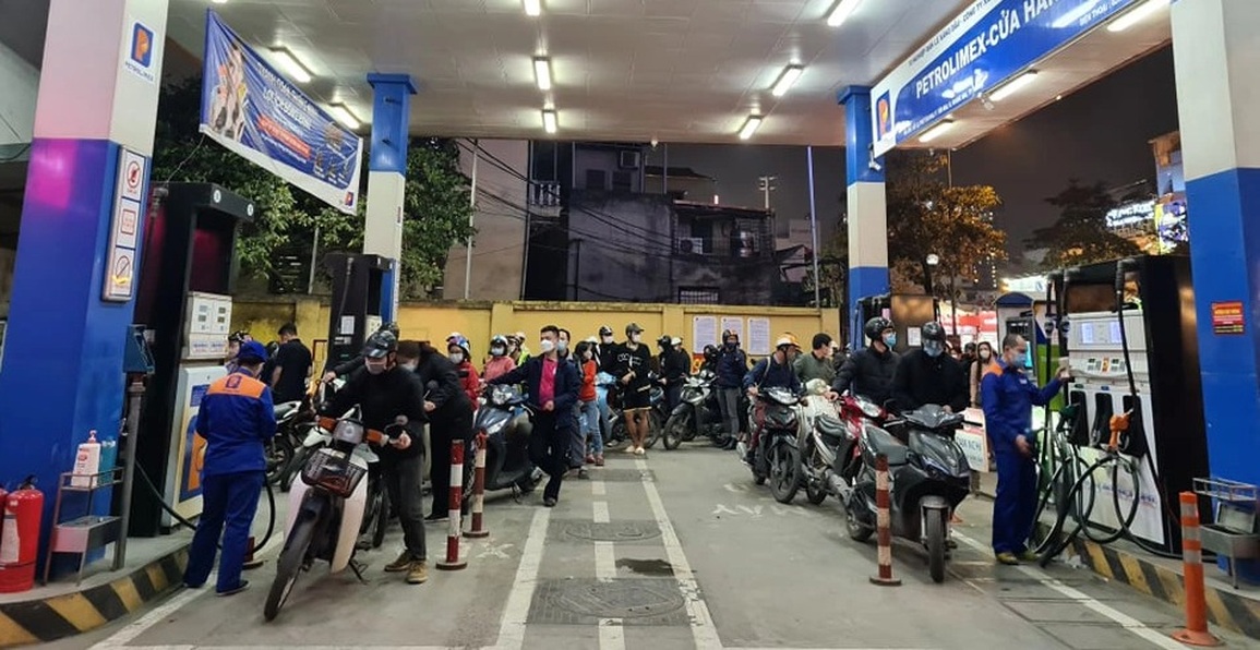 Kịch bản nào cho giá xăng chiều nay: Có tăng đến 3.000 đồng/lít? - 1 Kịch bản nào cho giá xăng chiều nay: Có tăng đến 3.000 đồng/lít? - 1