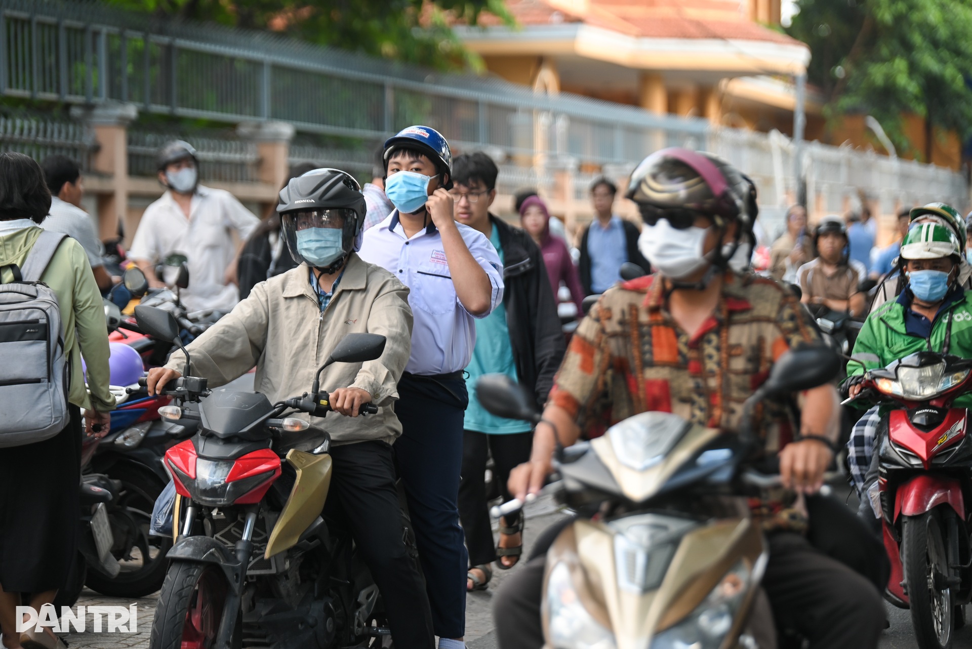 Cả gia đình thuê trọ, đi xa 200km sát cánh cùng con thi vào lớp 10 - 3 Cả gia đình thuê trọ, đi xa 200km sát cánh cùng con thi vào lớp 10 - 3