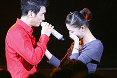 Nguyễn Hưng “quyến rũ” gái trẻ