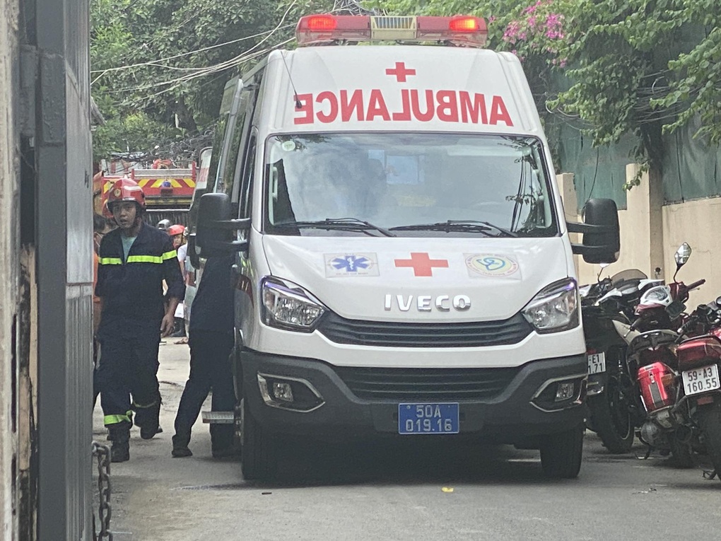 Sập nhà 4 tầng ở TPHCM, cảnh sát đã giải cứu 5 người mắc kẹt bên trong - 3 Sập nhà 4 tầng ở TPHCM, cảnh sát đã giải cứu 5 người mắc kẹt bên trong - 3