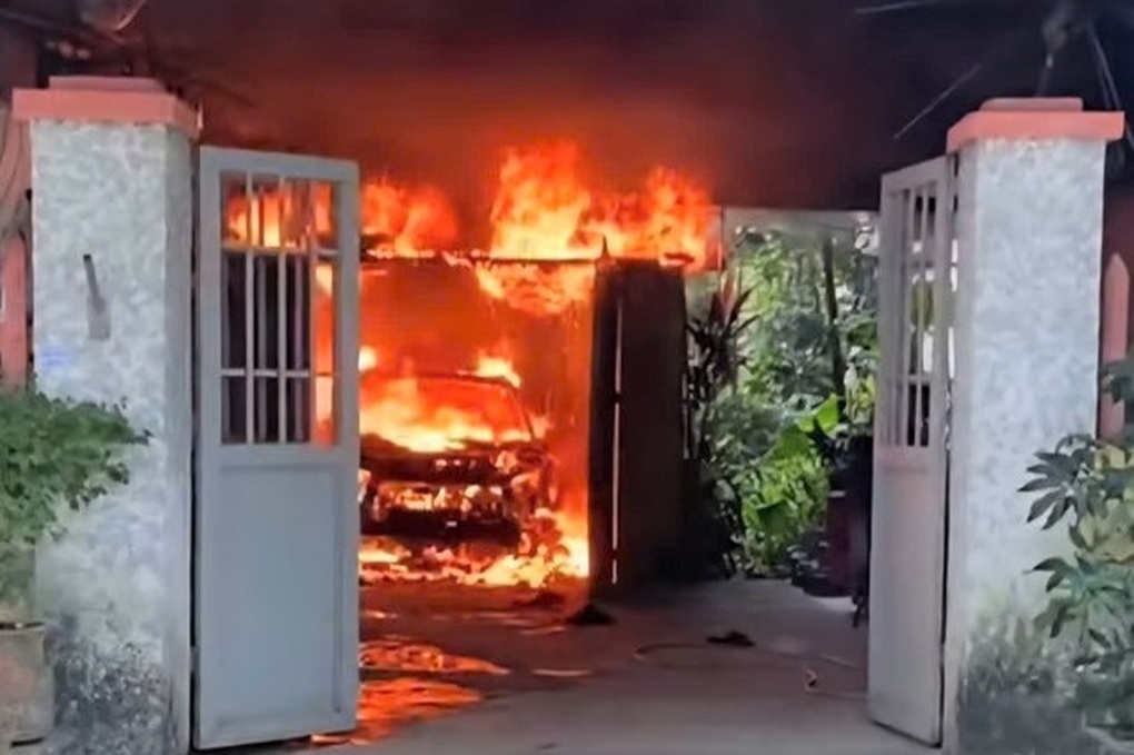 Ô tô để trong sân nhà dân bị bà hỏa thiêu rụi - 1