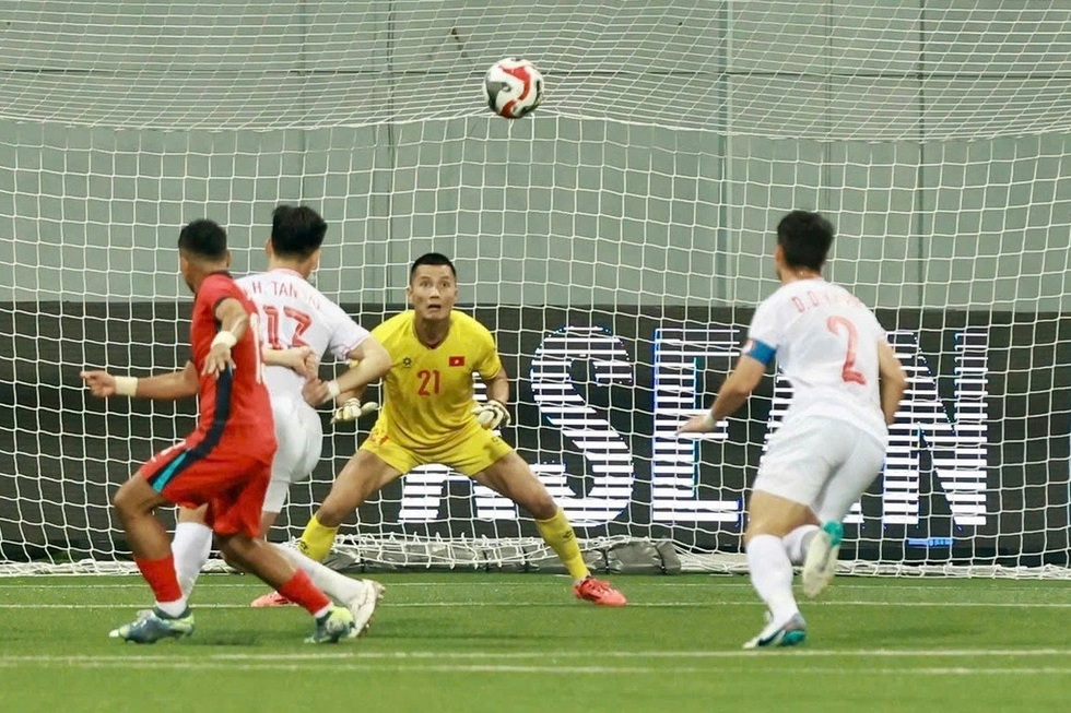 Vợ thủ môn Đình Triệu: Chồng đưa hết lương thưởng cho vợ, vẫn bị trừ 1 điểm - 1 Vợ thủ môn Đình Triệu: Chồng đưa hết lương thưởng cho vợ, vẫn bị trừ 1 điểm - 1