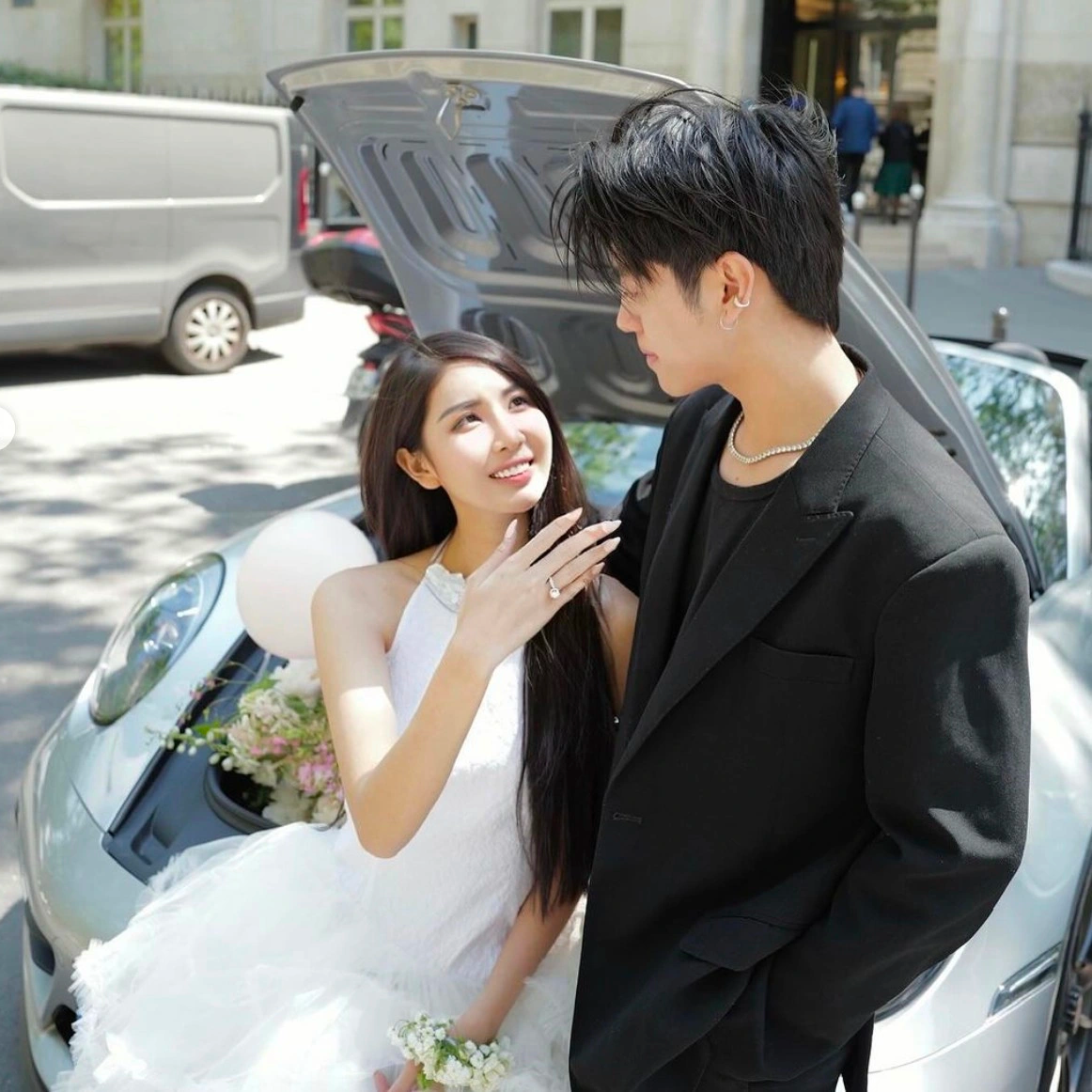 Tuan muda Hanoi membuat kehebohan Siapa orang itu dengan tiba-tiba melamar pacarnya - 3 Thiếu gia Hà thành gây sốt tại Người ấy là ai bất ngờ cầu hôn bạn gái - 3