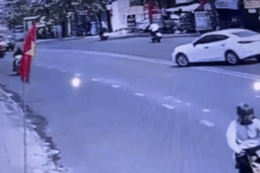 Một pha sang đường "cồng kềnh" khó hiểu, gây họa cho 4 xe ô tô đâm dồn toa