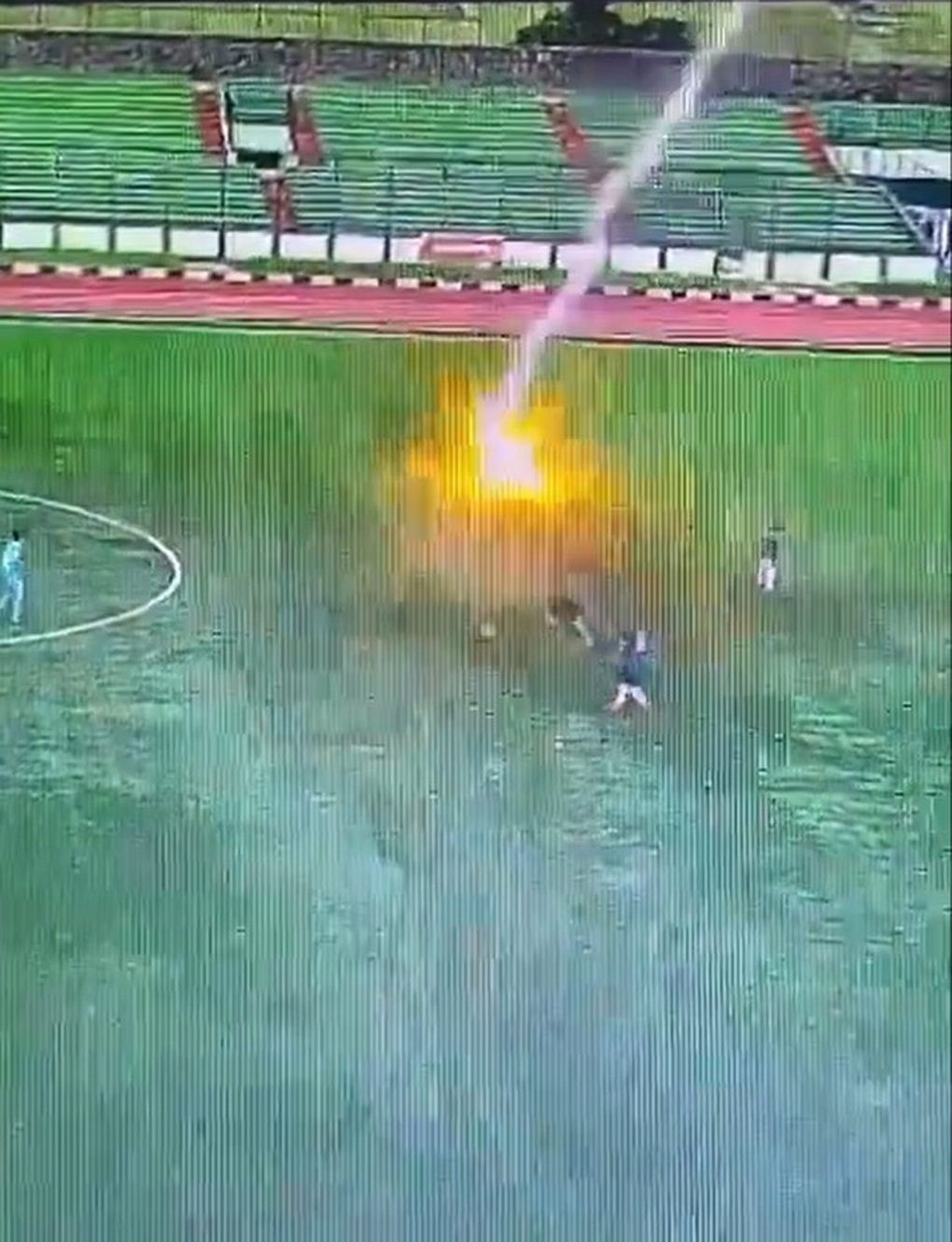 Cầu thủ ở Indonesia bất ngờ bị sét đánh tử vong khi đang thi đấu - 2 Cầu thủ ở Indonesia bất ngờ bị sét đánh tử vong khi đang thi đấu - 2
