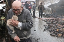 Bức ảnh ông cụ mất tất cả sau vụ hỏa hoạn gây xúc động