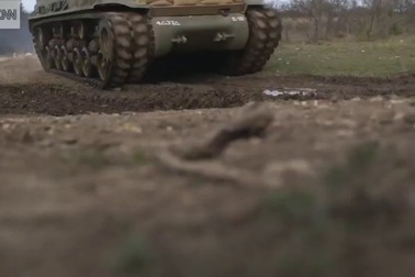 Bảo tàng kỳ lạ cho phép du khách tự lái xe tăng và bắn đạn thật